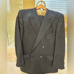Bill Blass Grey Pinstripe
Size 46 Double breasted coat
Size 40x30 plated pant